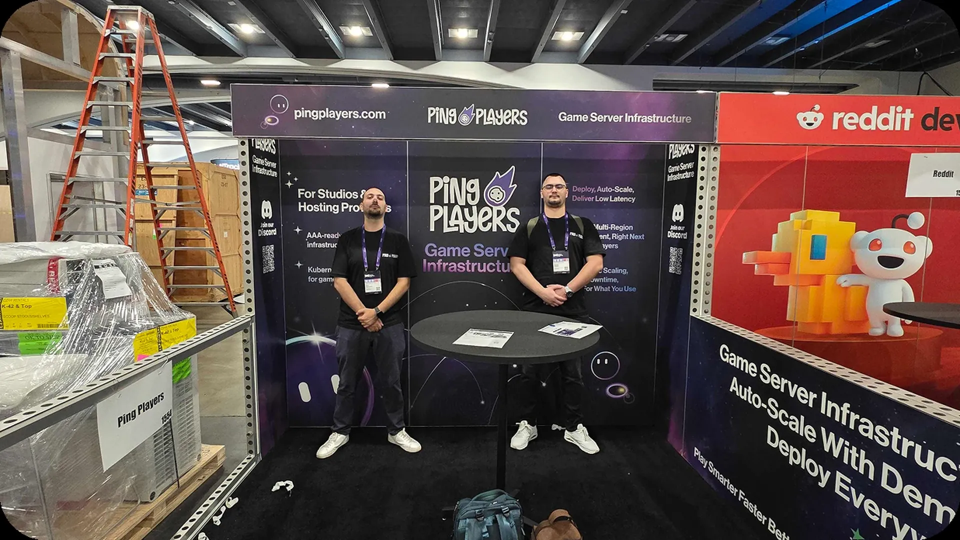 Dos miembros del equipo de PingPlayers en el stand de GDC antes de la apertura de la feria