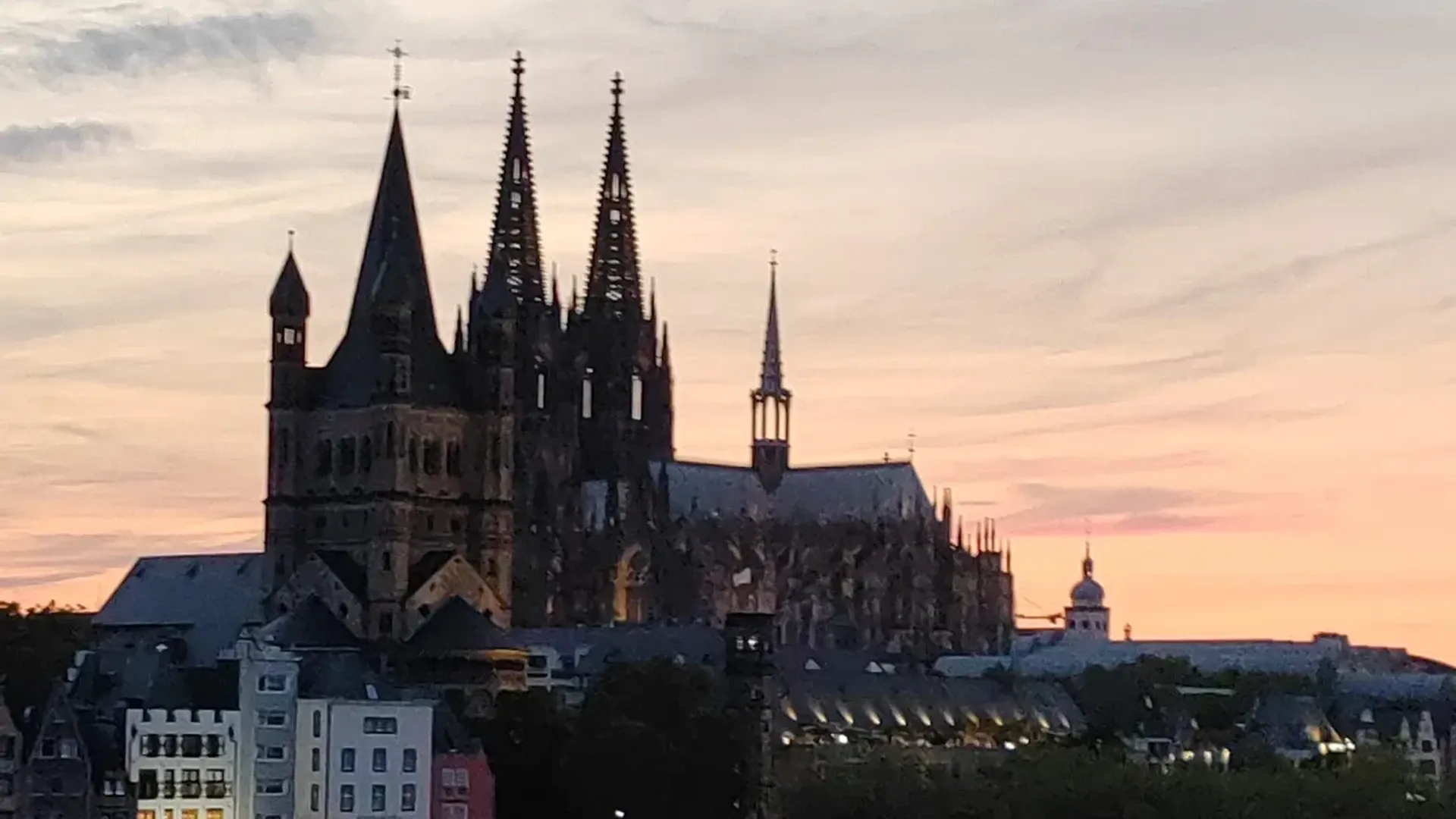 El horizonte de Colonia al atardecer, con la iglesia de San Martín el Grande y la catedral sobre el río