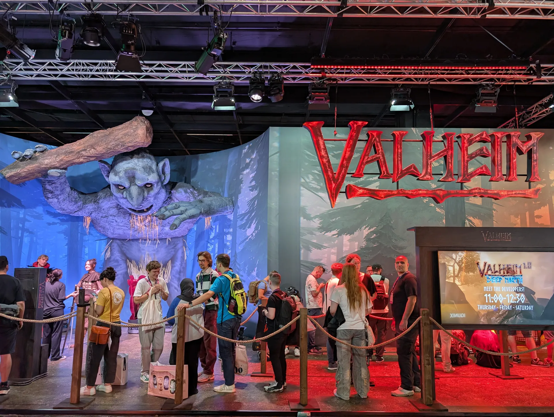 El stand de Valheim en Gamescom 2026, con una estatua gigante de un trol sobre la entrada y una cola de visitantes